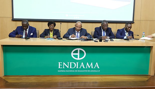 PRODUÇÃO DE DIAMANTES RENDE 1,5 MIL MILHÕES DE DÓLARES