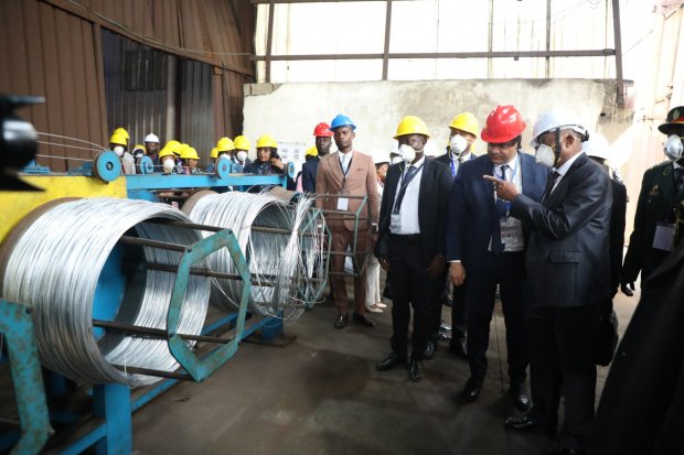 CHEFE DE ESTADO NAMIBIANO VISITA FÁBRICA  NO PÓLO INDUSTRIAL DE VIANA