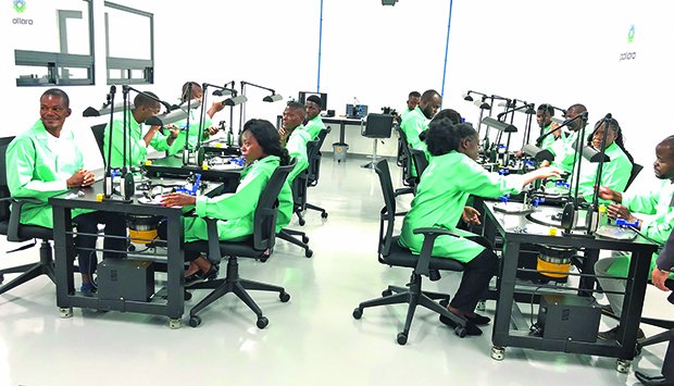 FÁBRICA DE LAPIDAÇÃO FORMA MAIS DE 70 JOVENS