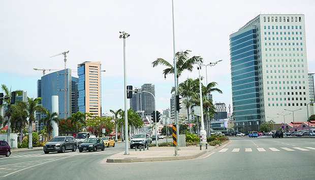 LUANDA  ACORDA COM A AGITAÇÃO DOS DIAS NORMAIS  DE TRABALHO