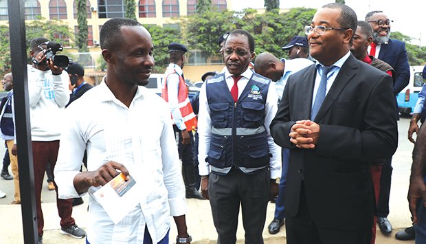 GOVERNO DE LUANDA ENTREGA OITO MIL CARTÕES