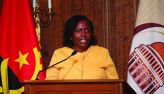 MINISTRA DA SAÚDE FELICITA OS PROFISSIONAIS DO SECTOR