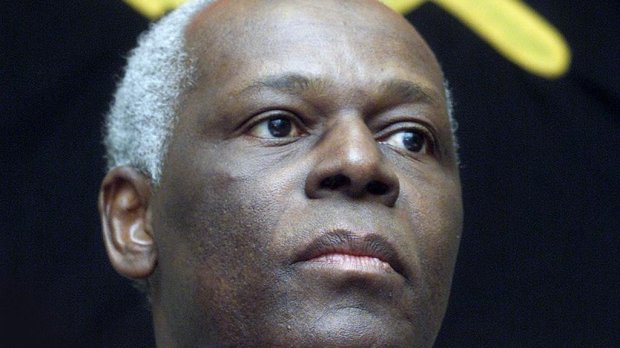PRESIDENTE DA REPÚBLICA RENDE HOMENAGEM A JOSÉ EDUARDO DOS SANTOS