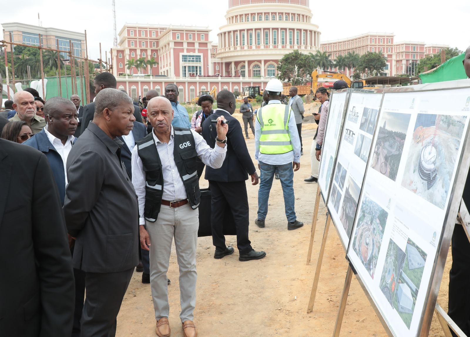 CHEFE DE ESTADO VISITA OBRAS DO MEMORIAL ÀS VÌTIMAS DOS CONFLITOS POLÍTICOS