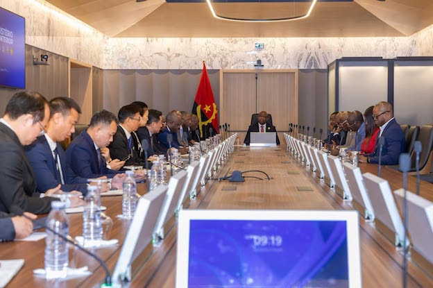 EXECUTIVO PREPARA MEDIDAS PARA AGILIZAR EMISSÃO DE VISTOS A EMPRESÁRIOS CHINESES