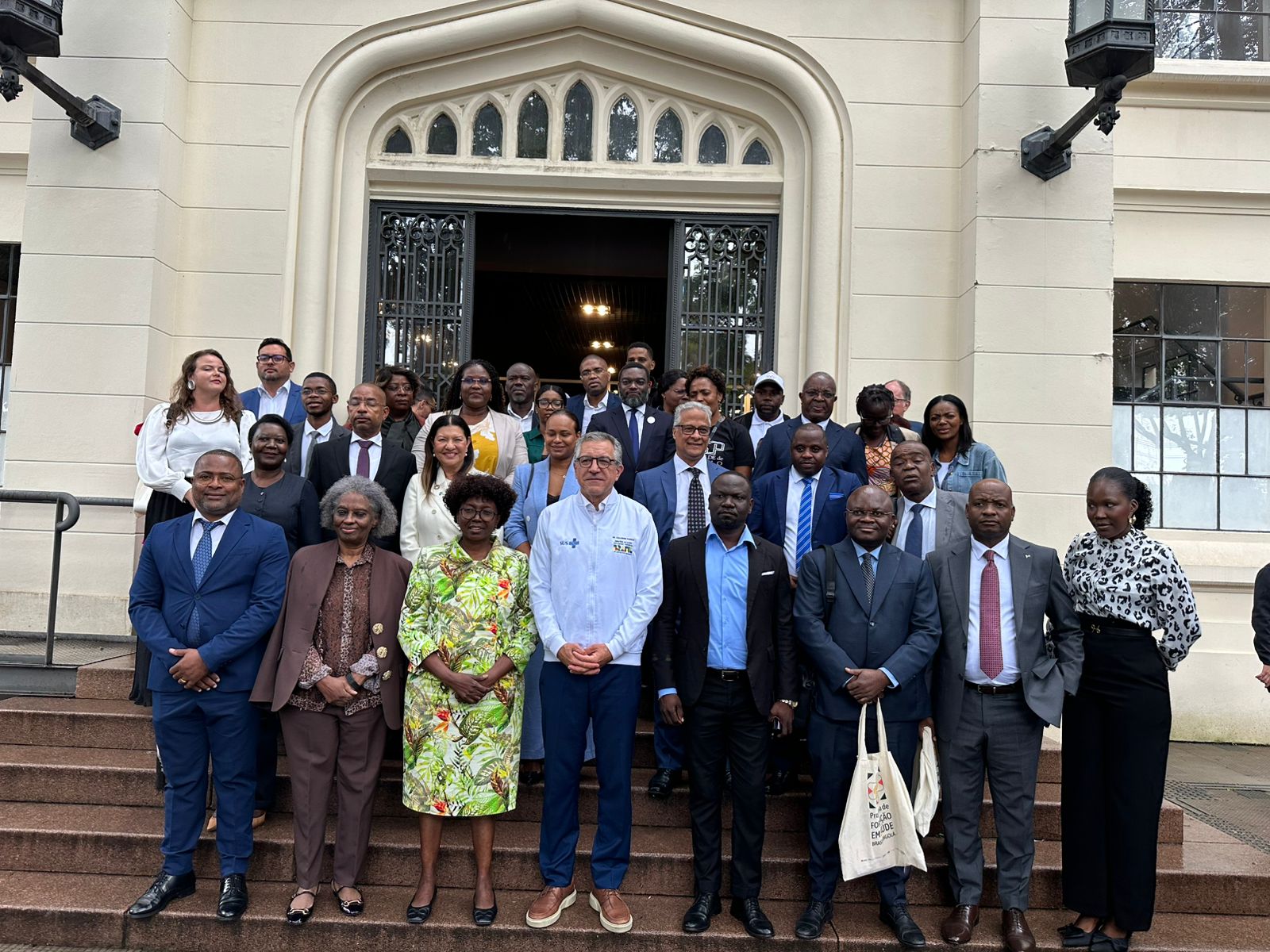 ANGOLA DESTACA AVANÇOS NA  FORMAÇÃO DE PROFESSIONAIS  DE SAÚDE EM PARCERIA COM BRASIL