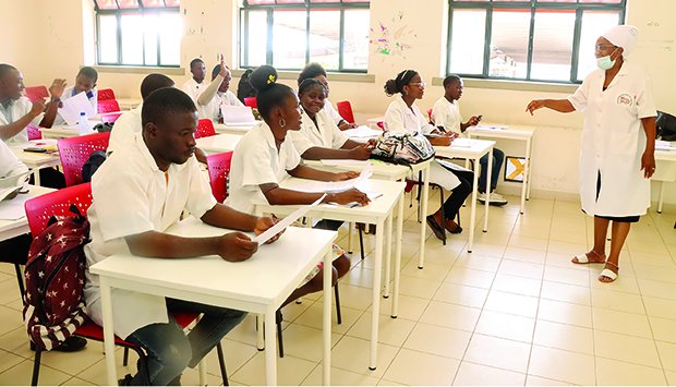 ALUNOS E PROFESSORES MARCAM PRESENÇA NO PRIMEIRO DIA DE REGRESSO ÀS AULAS