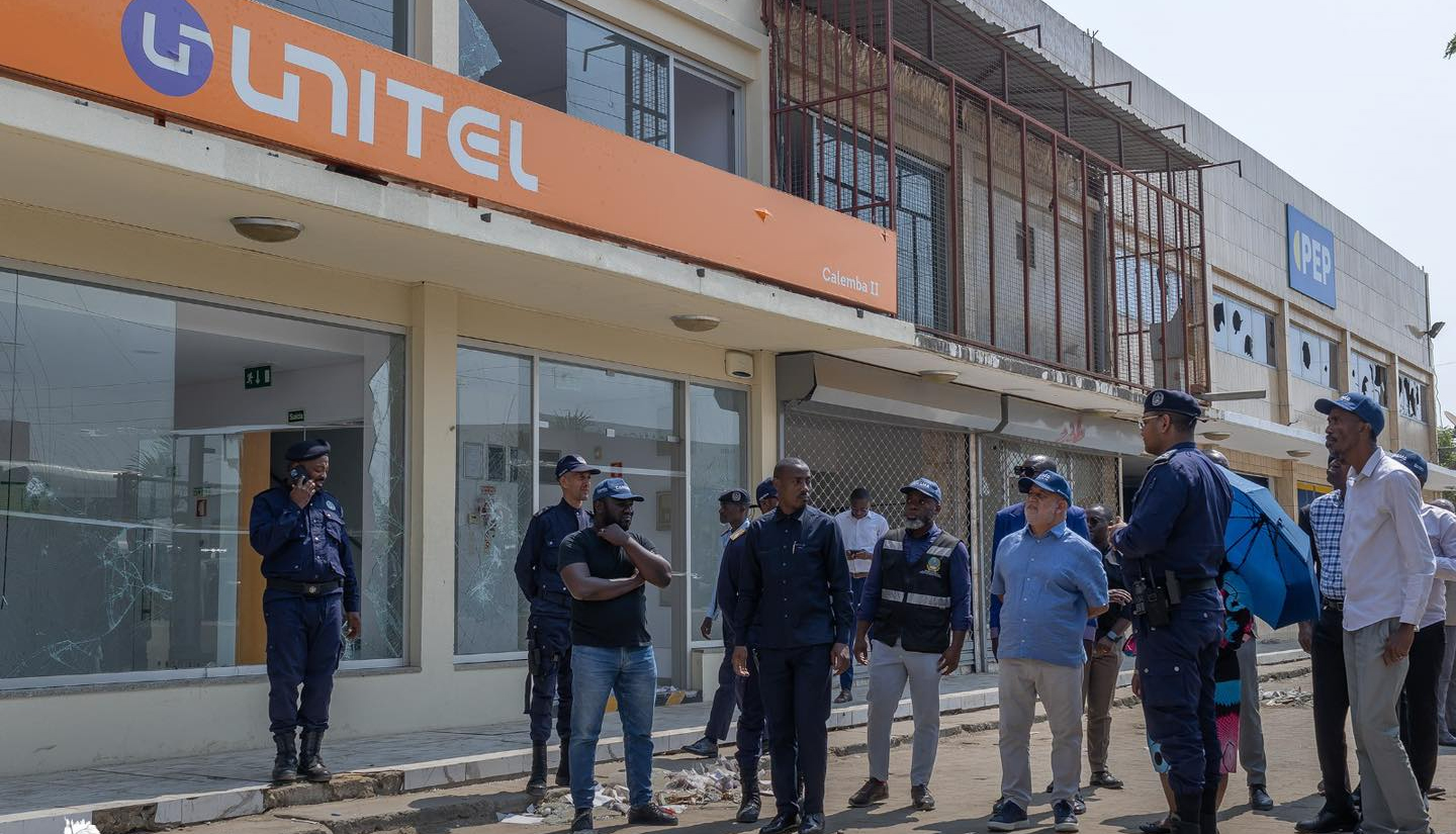 GOVERNADOR DE LUANDA VISITA ESTABELICIMENTOS DESTRUÍDOS DURANTE A GREVE