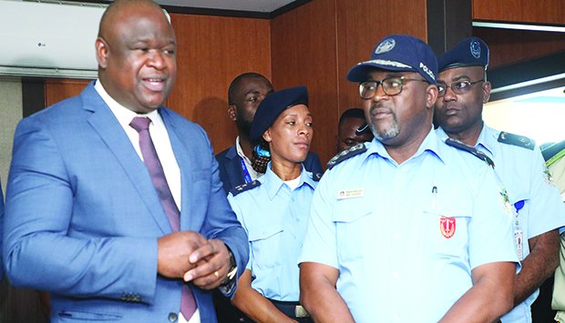 GOVERNADOR  DEFENDE VALORIZAÇÃO DO TRABALHO POLICIAL EM LUANDA