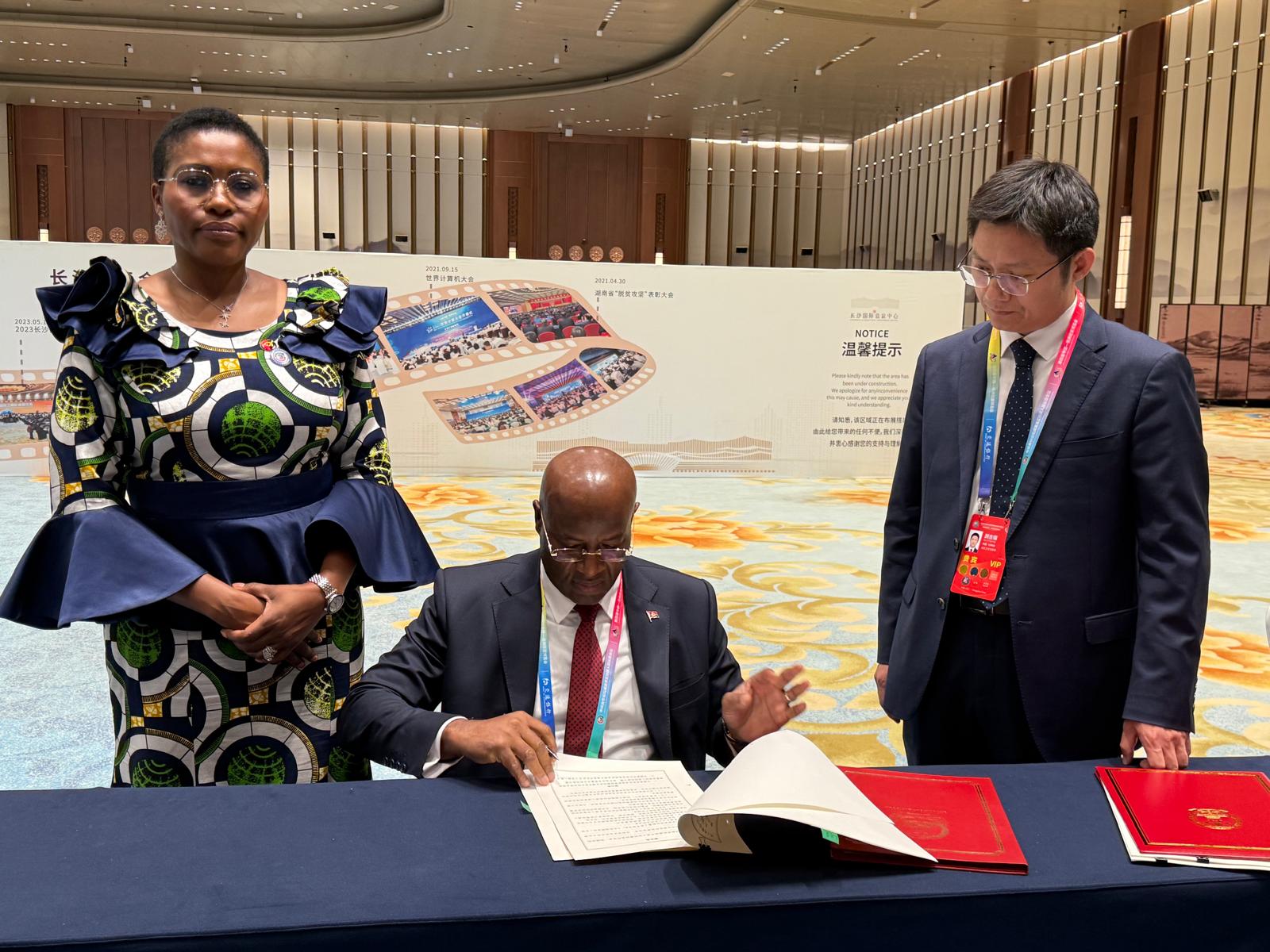 ANGOLA E CHINA REFORÇAM COOPERAÇÃO NOS DOMÍNIOS DA SAÚDE E DA ECONOMIA