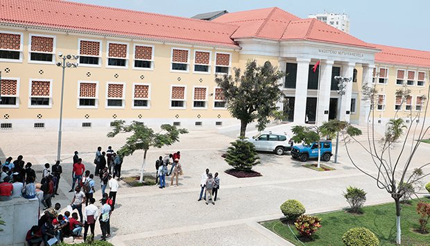 NOVOS PROFESSORES DE LUANDA ASSINAM CONTRATO DE TRABALHO