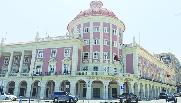 BANCOS FIXAM O DÓLAR NOS 828 KWANZAS