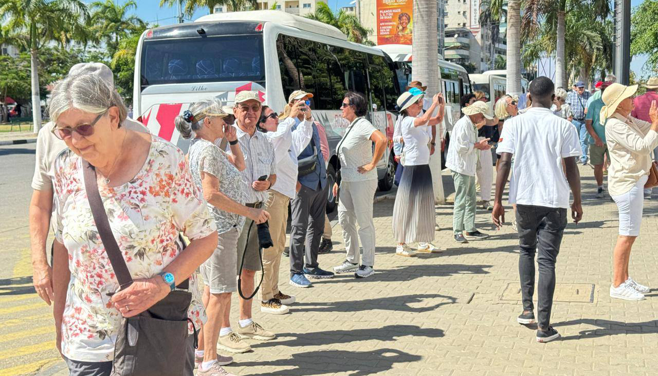 ANGOLA ALMEJA IMPLEMENTAR TAXA TURÍSTICA A ESTRANGEIROS