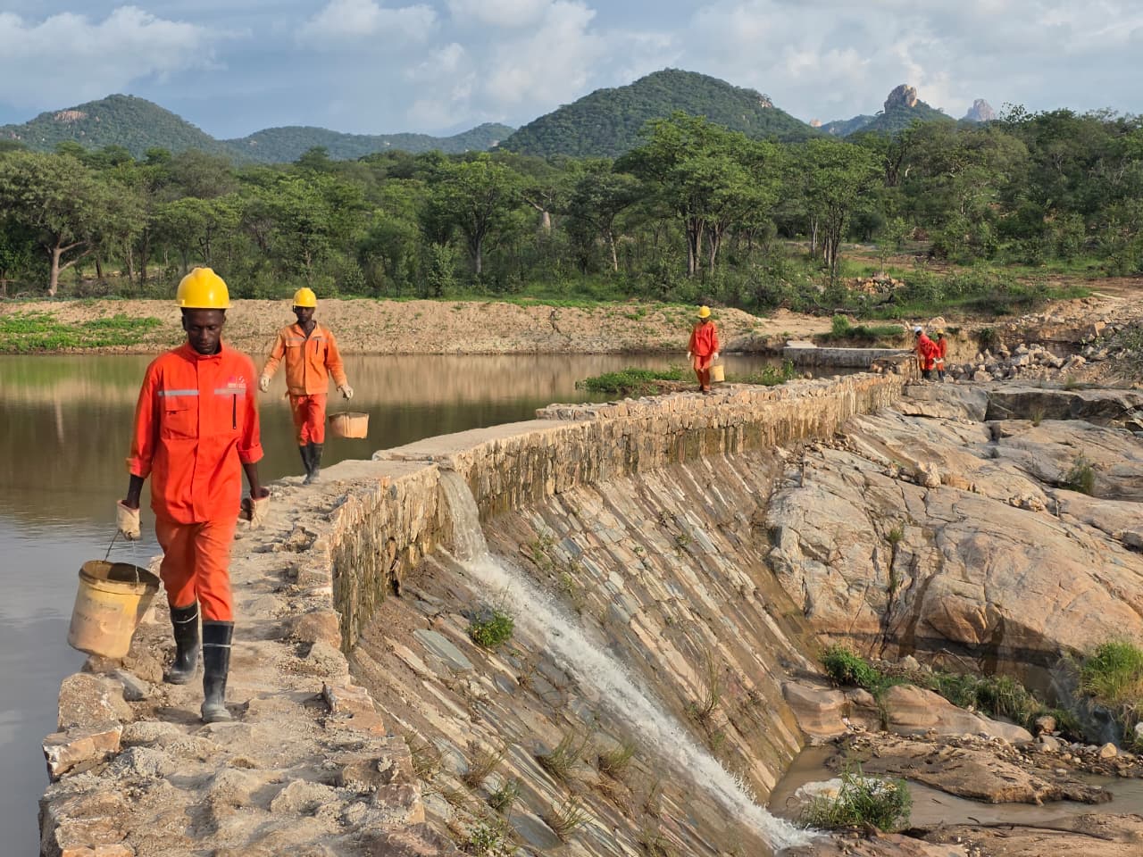 MINISTRO JOÃO BAPTISTA BORGES AVALIA GRAU DE EXECUÇÃO DE DIVERSOS PROJECTOS NO NAMIBE