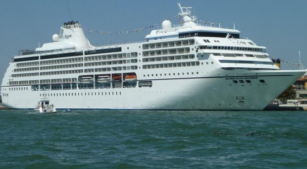 NAVIO CRUZEIRO VAI ATRACAR NO PORTO DE LUANDA COM 899 PASSAGEIROS